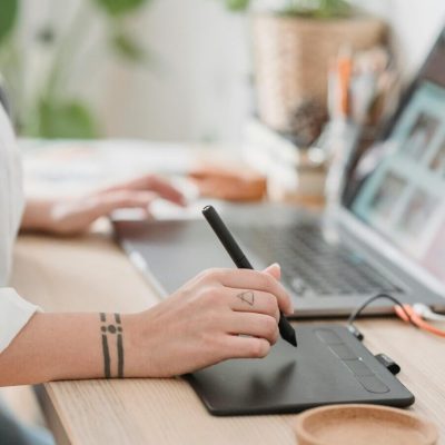Graphiste qui créé un logo à reims